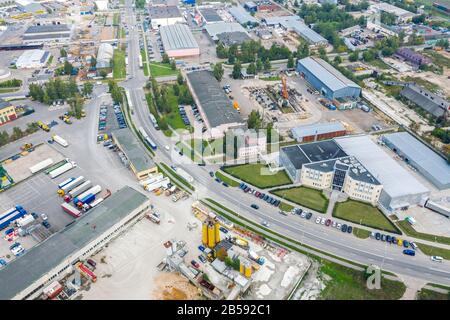 Top-Down-Ansicht der Industriezone der Stadt mit Werken, Fabriken und Lagerhäusern Stockfoto