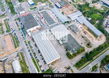 Luftbild von oben in Industrieviertel, Produktionsgebäude und Lagerhallen. Bild von der Drohne Stockfoto