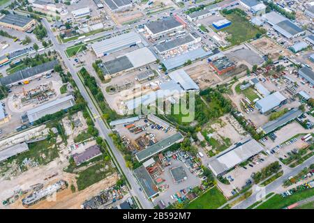 Reihen von Lagerhäusern und Produktionsgebäuden in der Industriezone der Stadt. Bild der Drohne Stockfoto
