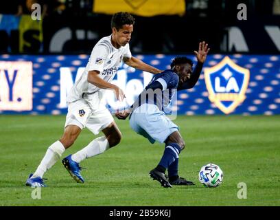 Los Angeles, Kalifornien, USA. März 2020. Vancouver Whitecaps Mittelfeldspieler Janio Bikel (19) Vies mit LA Galaxy Forward Ethan Zubak (29) während des Spiels der Major League Soccer (MLS) 2020 zwischen LA Galaxy und Vancouver Whitecaps in Carson, Kalifornien, 7. März 2020. Kredit: Ringo Chiu/ZUMA Wire/Alamy Live News Stockfoto