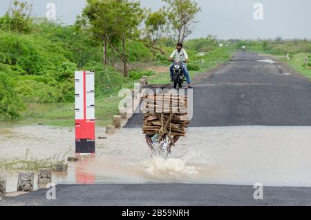 Der Wasserspiegel am Straßenrand zeigt die Wassertiefe des Hochwassers bei starken Regenfällen in Mandvi, Kutch, Gujarat, Indien Stockfoto