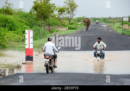 Der Wasserspiegel am Straßenrand zeigt die Wassertiefe des Hochwassers bei starken Regenfällen in Mandvi, Kutch, Gujarat, Indien Stockfoto