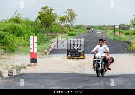 Der Wasserspiegel am Straßenrand zeigt die Wassertiefe des Hochwassers bei starken Regenfällen in Mandvi, Kutch, Gujarat, Indien Stockfoto