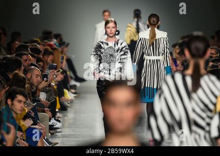 Lissabon, Portugal. März 2020. Models zeigen Carlos Gil Kollektion auf der ModaLisboa Awake während der Lissabon Fashion Week in Lissabon. Credit: Sopa Images Limited/Alamy Live News Stockfoto