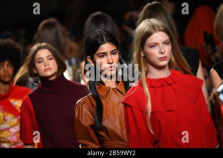 Lissabon, Portugal. März 2020. Modelle zeigen die Ricardo Preto Kollektion auf der ModaLisboa Awake während der Lissabon Fashion Week in Lissabon. Credit: Sopa Images Limited/Alamy Live News Stockfoto