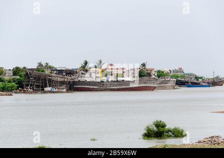 Blick auf den Rukmavati River mit Booten und Schiffen, die in Den Häfen für Reparatur in Mandvi, Kutch, Gujarat, Indien stationiert sind. Stockfoto