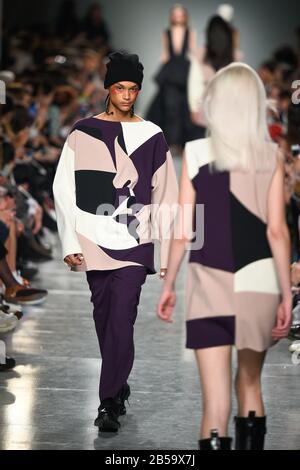 Lissabon, Portugal. März 2020. Models zeigen Luis Carvalho Kollektion auf der ModaLisboa Awake während der Lissabon Fashion Week in Lissabon. Credit: Sopa Images Limited/Alamy Live News Stockfoto