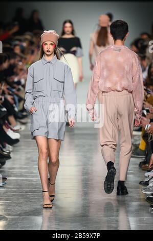 Lissabon, Portugal. März 2020. Models zeigen Luis Carvalho Kollektion auf der ModaLisboa Awake während der Lissabon Fashion Week in Lissabon. Credit: Sopa Images Limited/Alamy Live News Stockfoto