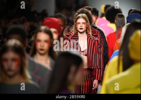 Lissabon, Portugal. März 2020. Models zeigen Luis Carvalho Kollektion auf der ModaLisboa Awake während der Lissabon Fashion Week in Lissabon. Credit: Sopa Images Limited/Alamy Live News Stockfoto