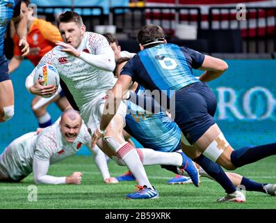 Vancouver, Kanada. März 2020. Will Edwards (L) aus England mit Santiago Alvarez aus Argentinien in den morgendlichen Spielen der HSBC World Rugby Seven Series am BC Place in Vancouver, Kanada, 7. März 2020. Credit: Andrew Soong/Xinhua/Alamy Live News Stockfoto