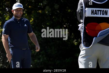 Orlando, Vereinigte Staaten. März 2020. Tyrrell Hatton aus England lächelt während der dritten Runde des Arnold Palmer Invitational Golfturniers im Bay Hill Club & Lodge in Orlando auf dem ersten Grün. Credit: Sopa Images Limited/Alamy Live News Stockfoto