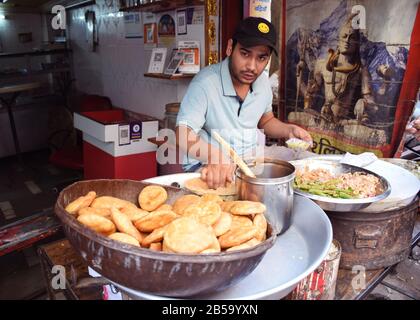 Street Food von Delhi, Paharganj, in dem ein Kachori-Besitzer in seinem Geschäft sitzt - indische Street Food. Indische Küche, indische Küche, indische Küche Stockfoto