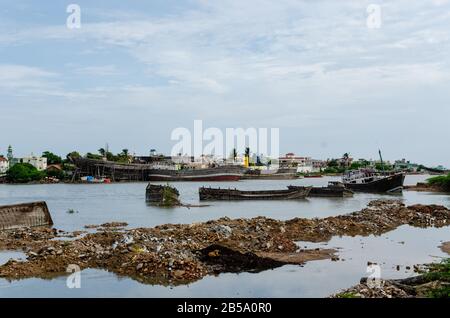 Blick auf den Rukmavati River mit Booten und Schiffen, die in Den Häfen für Reparatur in Mandvi, Kutch, Gujarat, Indien stationiert sind. Stockfoto