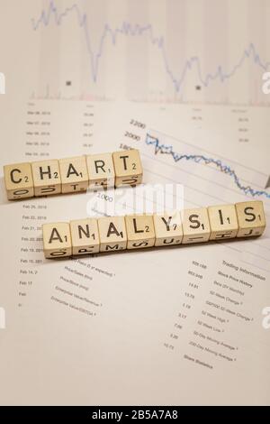 Abschluss von Word Chart Analysis auf Holzblöcken im Finanzbericht, Hintergrundkonzept Stockfoto