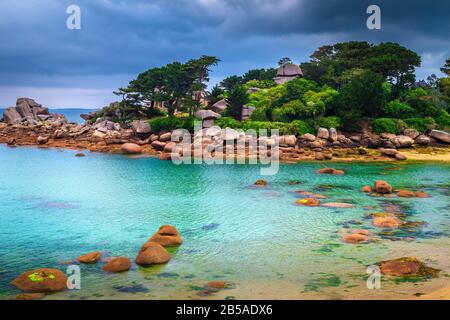 Majestätischer felsiger Strand und spektakuläre Bucht mit rosafarbenen Granitsteinen, Ploumanach, Perros-Guirec, Pink Granite Coast, Brittany, Frankreich, Europa Stockfoto