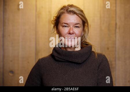 London, Großbritannien. März 2020. Sky News-Korrespondent Alex Crawford wird im Rahmen des WOW Festivals am Samstag, den 7. März 2020, auf der RAWinWAR (Reach All Women in war) mit dem Anna-Politkowskaja-Preis ausgezeichnet. Anna Politkowskaja Auszeichnung in wird jährlich an eine Frau Menschenrechtsverteidiger aus einer Konfliktzone verliehen, die für die Opfer von Konflikten steht, oft in großem persönlichen Risiko. Foto: Luke MacGregor Credit: Luke MacGregor/Alamy Live News Stockfoto