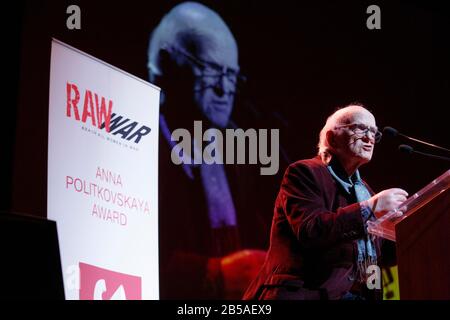 London, Großbritannien. März 2020. Lord Judd, Politiker, spricht auf der RAWinWAR (Reach All Women in war) Anna Politkowskaja Auszeichnung, während des WOW Festivals in der Southbank in London Samstag, 7. März 2020. Anna Politkowskaja Auszeichnung in wird jährlich an eine Frau Menschenrechtsverteidiger aus einer Konfliktzone verliehen, die für die Opfer von Konflikten steht, oft in großem persönlichen Risiko. Foto: Luke MacGregor Credit: Luke MacGregor/Alamy Live News Stockfoto
