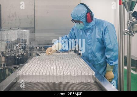 Nanjing, Chinas Provinz Jiangsu. Februar 2020. Ein Mitarbeiter arbeitet im Werk eines Pharmaunternehmens in Nanjing in der ostchinesischen Provinz Jiangsu am 10. Februar 2020. Kredit: Li Bo/Xinhua/Alamy Live News Stockfoto