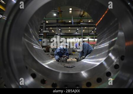 Nanjing, Chinas Provinz Jiangsu. Februar 2020. Mitarbeiter arbeiten an einem Workshop eines Unternehmens in Wuxi, der ostchinesischen Provinz Jiangsu, 15. Februar 2020. Credit: Ji Chunpeng/Xinhua/Alamy Live News Stockfoto