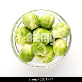 Gemüse für alle. Brüsseler Sprossen in Glasschale Stockfoto