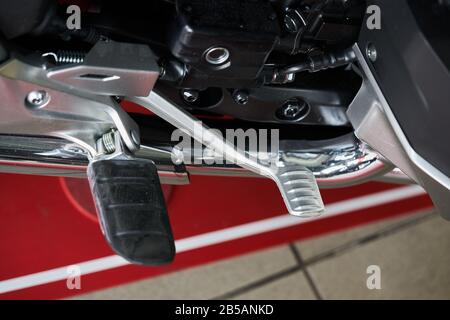 Nahaufnahme des Fußpedals und des Bremspedals des Motorrads. Stockfoto