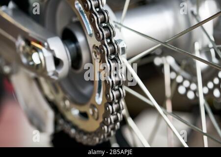 Detail einer hinteren Motorradkette. Stockfoto