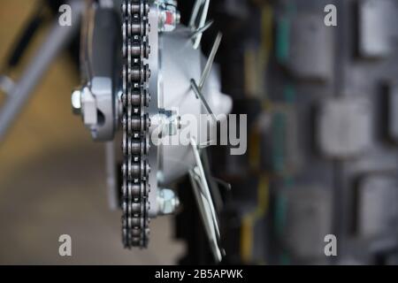 Detail einer hinteren Motorradkette. Stockfoto