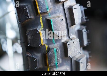 Nahaufnahme des hinteren Motorrads besteht aus Gummi, 12-Zoll-Rad, Scheibenbremse und Bremssattel Stockfoto
