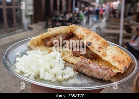 Traditionelles bosniakisches Cevapi in Sarajevo, Bosnien und Herzegowina. Stockfoto