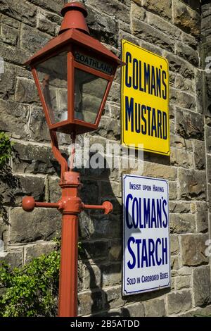 Vintage Colman's Senf Schilder und Lampe in Goathland Station der North Yorkshire Moors Railway, England. Stockfoto