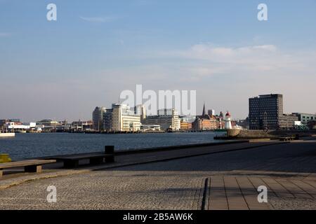Die Skyline von Malmö, Schweden, von Hafen und Meer an einem kalten, aber sonnigen Frühlingstag Stockfoto