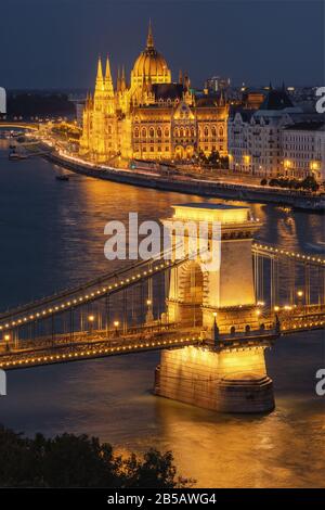 Kettenbrücke und Parlamentsgebäude nachts in Budapest Stockfoto