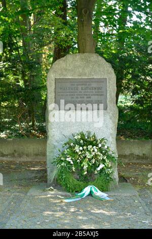 Gedenkstein, Walther Rathenau, Königsallee, Grunewald, Berlin, Deutschland / Königsallee Stockfoto