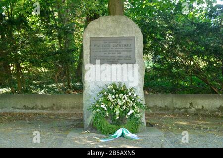 Gedenkstein, Walther Rathenau, Königsallee, Grunewald, Berlin, Deutschland / Königsallee Stockfoto