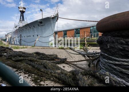 Der leichte Panzerkreuzer der Royal Navy, HMS Caroline, vor der Wiederherstellung an einem Dock in Belfast, Nordirland. Stockfoto