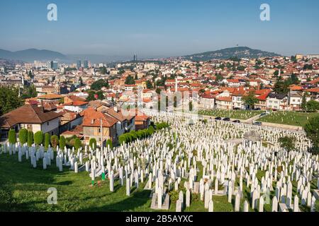 Blick auf die Skyline von Sarajevo im Sommer in Bosnien und Herzegowina Stockfoto