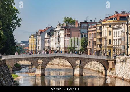 Lateinbrücke am Fluss Miljacka in Sarajevo, BIH Stockfoto