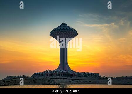 Dramatische Sonnenaufgangwolken im Alkobar Meer, Saudi Arabien. Stockfoto