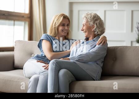 Überfreute Erwachsene Mutter und Tochter haben zu Hause Spaß Stockfoto