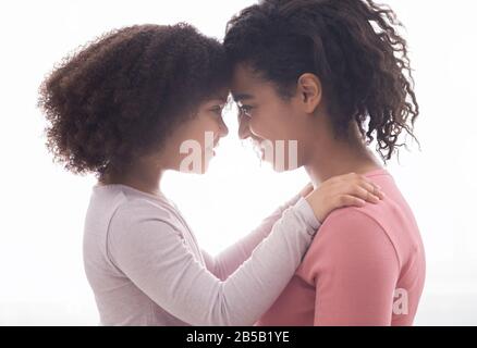 Porträt Der Liebe Zu Den Afroamerikanischen Mama Und Der Tochter, Die Sich Miteinander Verbündigen Stockfoto