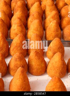 Viele gebratene Kugelreise namens ARANCINO in italienischer Sprache werden am Straßenlebensmittelstand in Süditalien verkauft Stockfoto