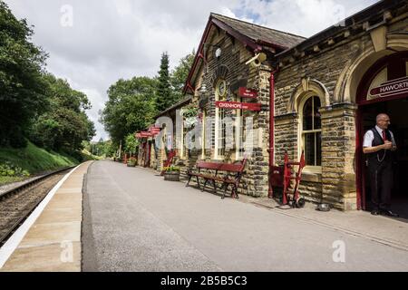 Der Bahnsteig am Bahnhof Howarth an der Keighley and Worth Valley Railway, Yorkshire, England. Stockfoto