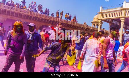 Mathura holi Festival: Menschen, die Holi mit Farben feiern. Stockfoto