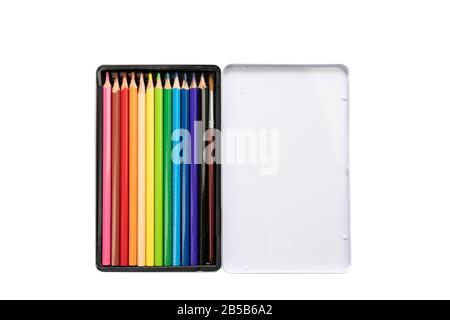 12 Farbstifte verwendet und auf Wasserfarbenlackierung angewendet. Es sind in Stahlkiste auf weißem Hintergrund in Stuido-Licht angeordnet. Beschneidungspfad. Stockfoto