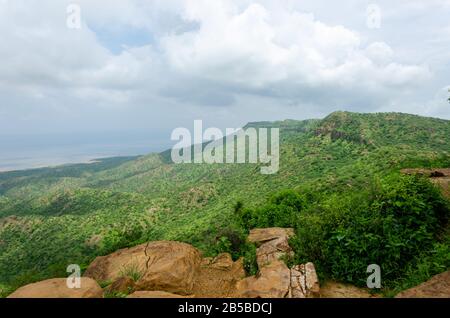 Blick auf den großen Rann von Kutch während der Monsoon Saison von Kalo Dungar ( Black Hill ), der der höchste Punkt in Kutch, Gujarat, Indien ist Stockfoto