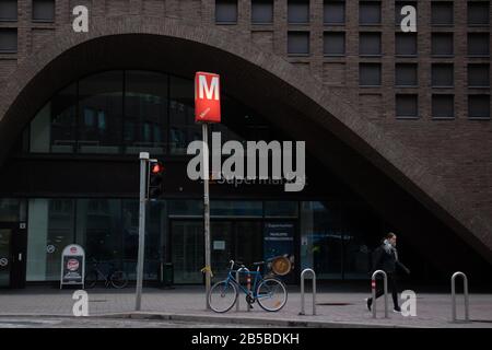 Helsinki, Finnland - 3. März 2020: Unterirdischer U-Bahn-Eingang auf der Straße, Illustrative Editorial Stockfoto