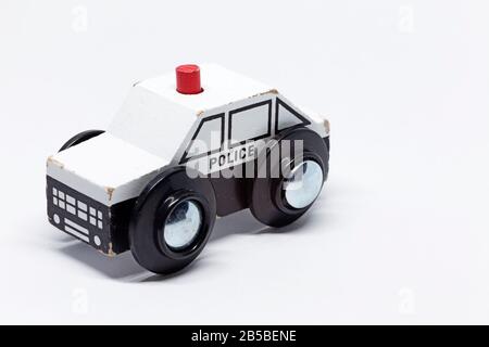 Spielzeug-Polizeiwagen aus Holz Stockfoto