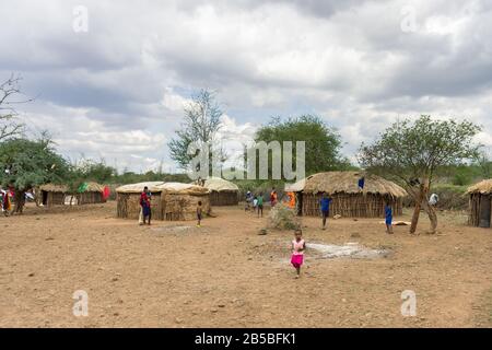 Traditionelle Maasai-Häuser, die aus Ästen, Schlamm und Kuhdung, Kenia, gebaut wurden Stockfoto