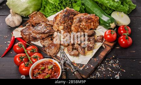 Lebensmittelbanner. Verschiedene Schäfte aus Lamm und Huhn. Essen Stillleben mit Fleisch, Soßen, Gemüse, Kräutern und Gewürzen. Stockfoto