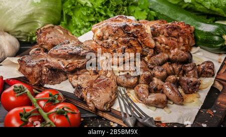 Lebensmittelbanner. Verschiedene Schäfte aus Lamm und Huhn. Essen Stillleben mit Fleisch, Soßen, Gemüse, Kräutern und Gewürzen. Stockfoto